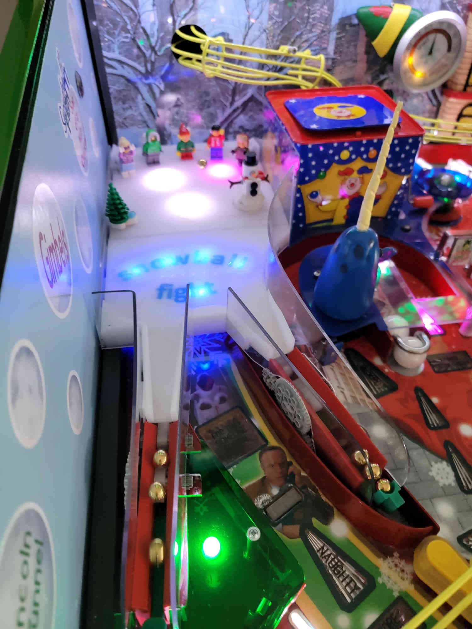 Elf Pinball Snowball Fight